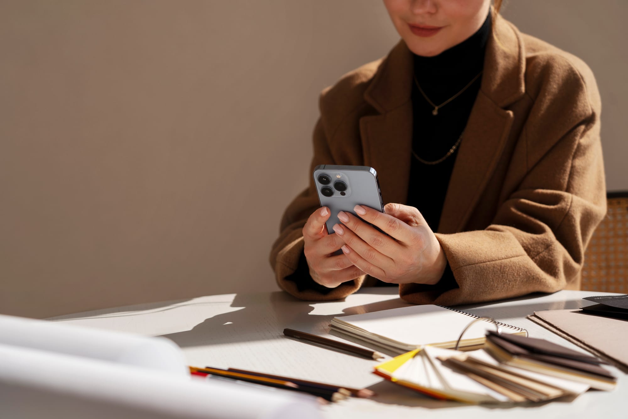 스마트폰으로 온라인 쇼핑과 업무를 활용하는 현대적인 여성의 라이프스타일